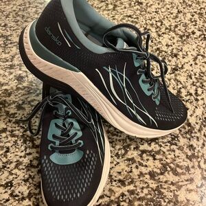 Like new Dansko Men size 9 tennis shoe with arch support.